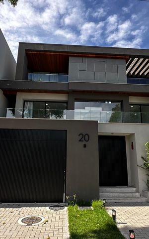 Casa de condomínio à venda com 493m², 4 quartos e 2 vagas Casa de condomínio à venda com 493m², 4 quartos e 2 vagasFachada