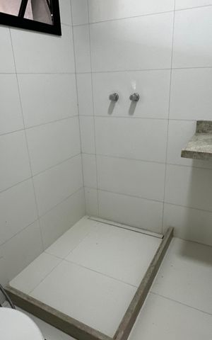 Casa de condomínio à venda com 493m², 4 quartos e 2 vagas Casa de condomínio à venda com 493m², 4 quartos e 2 vagasBanheiro de serviço