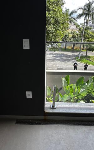 Casa de condomínio à venda com 493m², 4 quartos e 2 vagas Casa de condomínio à venda com 493m², 4 quartos e 2 vagasVaranda