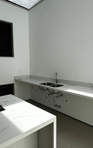 Casa de condomínio à venda com 493m², 4 quartos e 2 vagas Casa de condomínio à venda com 493m², 4 quartos e 2 vagasCozinha