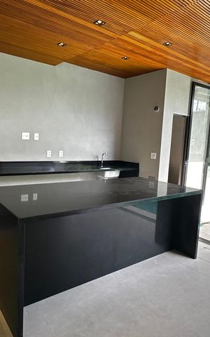 Casa de condomínio à venda com 493m², 4 quartos e 2 vagas Casa de condomínio à venda com 493m², 4 quartos e 2 vagasÁrea externa