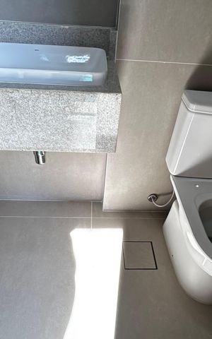 Casa de condomínio à venda com 493m², 4 quartos e 2 vagas Casa de condomínio à venda com 493m², 4 quartos e 2 vagasBanheiro da área externa
