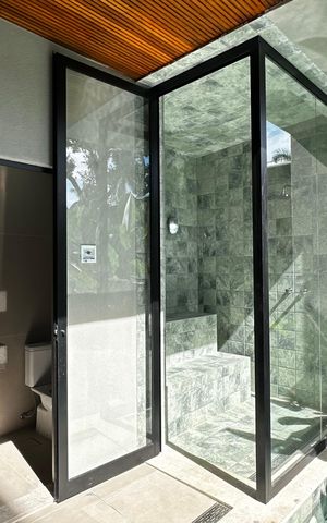 Casa de condomínio à venda com 493m², 4 quartos e 2 vagas Casa de condomínio à venda com 493m², 4 quartos e 2 vagasÁrea externa