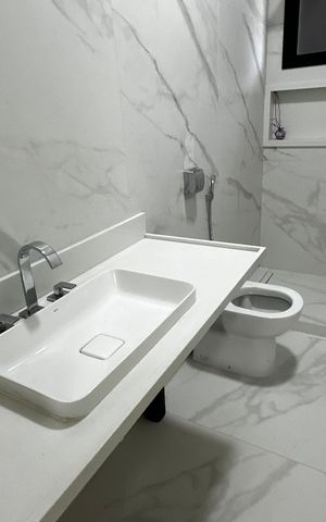 Casa de condomínio à venda com 493m², 4 quartos e 2 vagas Casa de condomínio à venda com 493m², 4 quartos e 2 vagasBanheiro do Quarto 1