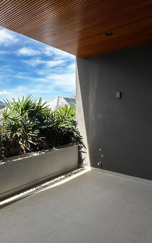 Casa de condomínio à venda com 493m², 4 quartos e 2 vagas Casa de condomínio à venda com 493m², 4 quartos e 2 vagasVaranda