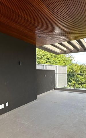 Casa de condomínio à venda com 493m², 4 quartos e 2 vagas Casa de condomínio à venda com 493m², 4 quartos e 2 vagasVaranda