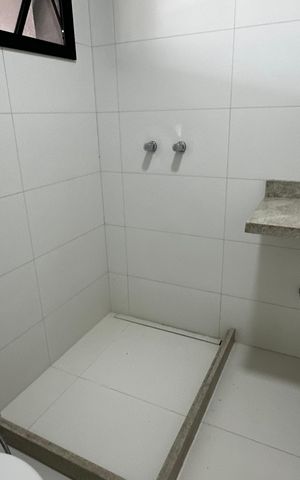 Casa de condomínio à venda com 493m², 4 quartos e 2 vagas Casa de condomínio à venda com 493m², 4 quartos e 2 vagasBanheiro de serviço