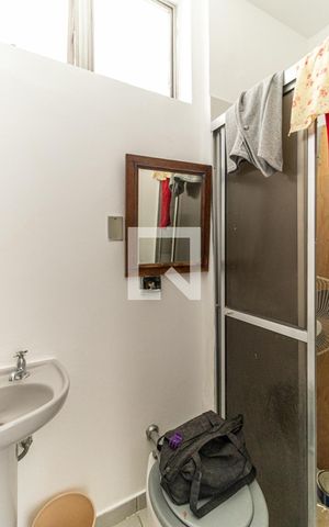 Apartamento à venda com 182m², 3 quartos e 2 vagas Apartamento à venda com 182m², 3 quartos e 2 vagasBanheor dos empregados
