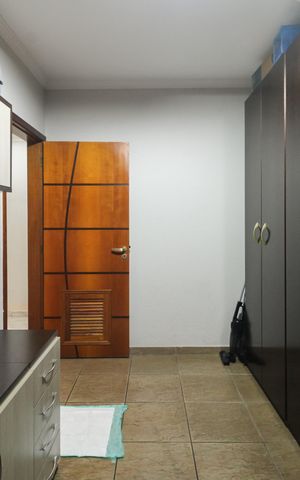 Casa à venda com 220m², 4 quartos e 3 vagas Casa à venda com 220m², 4 quartos e 3 vagasQuarto 2
