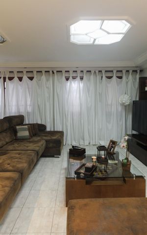 Casa à venda com 220m², 4 quartos e 3 vagas Casa à venda com 220m², 4 quartos e 3 vagasSala