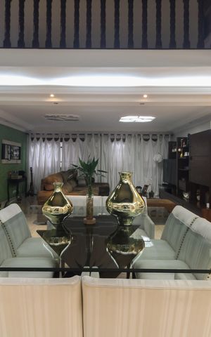 Casa à venda com 220m², 4 quartos e 3 vagas Casa à venda com 220m², 4 quartos e 3 vagasSala