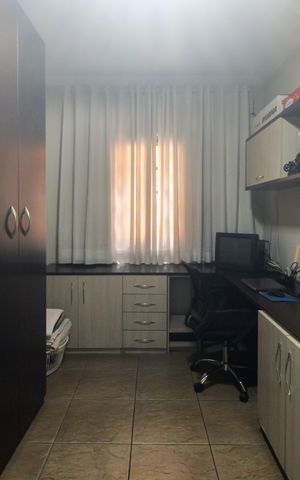 Casa à venda com 220m², 4 quartos e 3 vagas Casa à venda com 220m², 4 quartos e 3 vagasQuarto 2