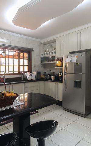 Casa à venda com 220m², 4 quartos e 3 vagas Casa à venda com 220m², 4 quartos e 3 vagasCozinha