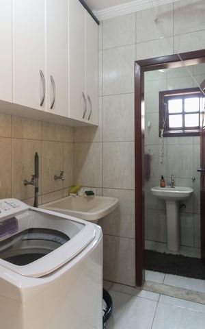 Casa à venda com 220m², 4 quartos e 3 vagas Casa à venda com 220m², 4 quartos e 3 vagasÁrea de Serviço