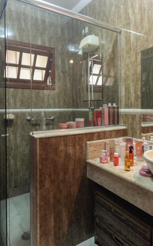 Casa à venda com 220m², 4 quartos e 3 vagas Casa à venda com 220m², 4 quartos e 3 vagasBanheiro Suíte 1