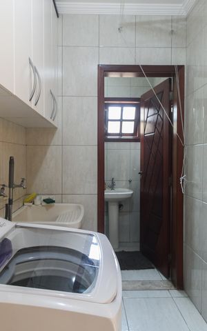 Casa à venda com 220m², 4 quartos e 3 vagas Casa à venda com 220m², 4 quartos e 3 vagasÁrea de Serviço