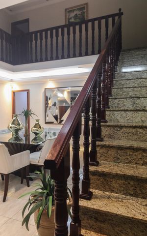 Casa à venda com 220m², 4 quartos e 3 vagas Casa à venda com 220m², 4 quartos e 3 vagasSala