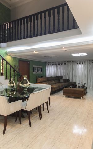 Casa à venda com 220m², 4 quartos e 3 vagas Casa à venda com 220m², 4 quartos e 3 vagasSala