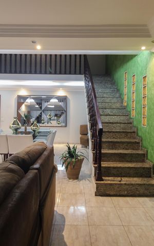 Casa à venda com 220m², 4 quartos e 3 vagas Casa à venda com 220m², 4 quartos e 3 vagasSala