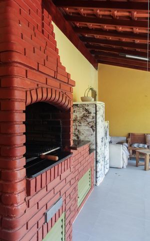 Casa à venda com 220m², 4 quartos e 3 vagas Casa à venda com 220m², 4 quartos e 3 vagasQuintal - Churrasqueira