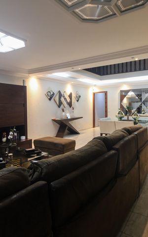Casa à venda com 220m², 4 quartos e 3 vagas Casa à venda com 220m², 4 quartos e 3 vagasSala