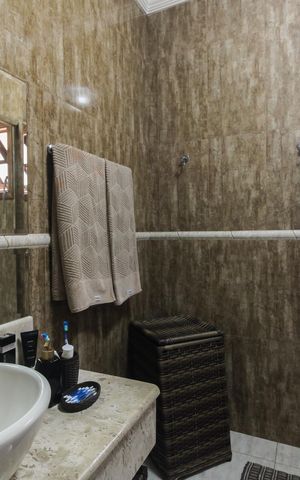 Casa à venda com 220m², 4 quartos e 3 vagas Casa à venda com 220m², 4 quartos e 3 vagasBanheiro Suíte 2