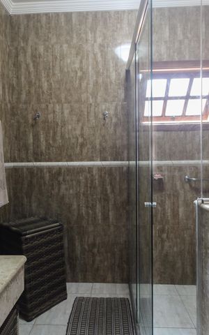 Casa à venda com 220m², 4 quartos e 3 vagas Casa à venda com 220m², 4 quartos e 3 vagasBanheiro Suíte 2