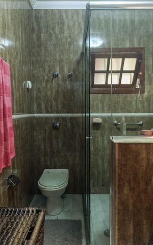 Casa à venda com 220m², 4 quartos e 3 vagas Casa à venda com 220m², 4 quartos e 3 vagasBanheiro Suíte 1
