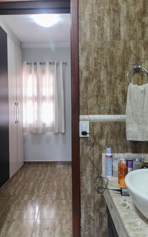 Casa à venda com 220m², 4 quartos e 3 vagas Casa à venda com 220m², 4 quartos e 3 vagasBanheiro Suíte 2