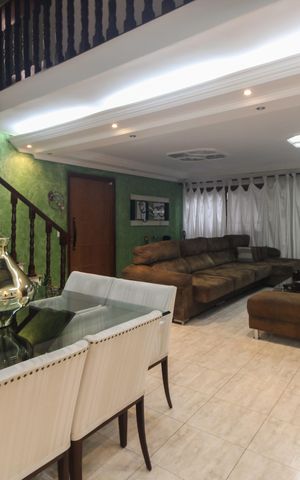 Casa à venda com 220m², 4 quartos e 3 vagas Casa à venda com 220m², 4 quartos e 3 vagasSala