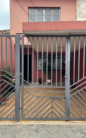 Casa para alugar com 97m², 2 quartos e 1 vaga Casa para alugar com 97m², 2 quartos e 1 vagaFachada