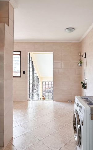 Casa à venda com 350m², 4 quartos e 4 vagas Casa à venda com 350m², 4 quartos e 4 vagasÁrea de Serviço