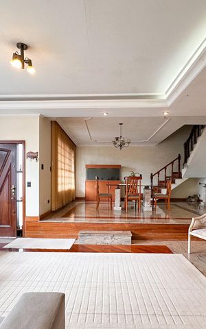 Casa à venda com 350m², 4 quartos e 4 vagas Casa à venda com 350m², 4 quartos e 4 vagasSala
