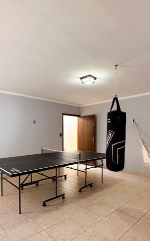Casa à venda com 350m², 4 quartos e 4 vagas Casa à venda com 350m², 4 quartos e 4 vagasGaragem