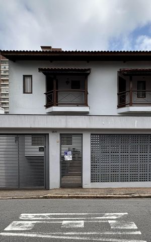 Casa à venda com 350m², 4 quartos e 4 vagas Casa à venda com 350m², 4 quartos e 4 vagasFachada