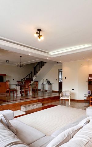 Casa à venda com 350m², 4 quartos e 4 vagas Casa à venda com 350m², 4 quartos e 4 vagasSala