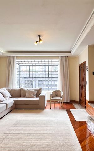 Casa à venda com 350m², 4 quartos e 4 vagas Casa à venda com 350m², 4 quartos e 4 vagasSala