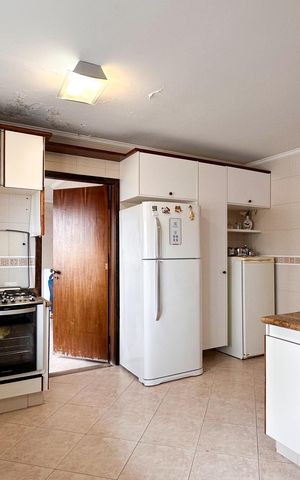 Casa à venda com 350m², 4 quartos e 4 vagas Casa à venda com 350m², 4 quartos e 4 vagasCozinha