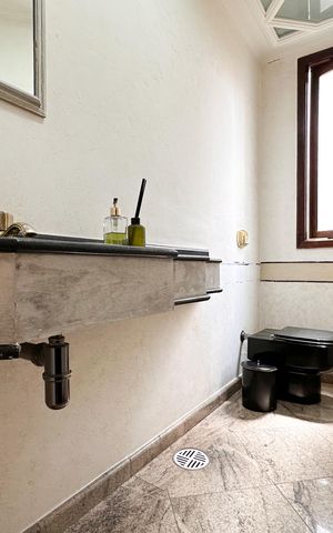 Casa à venda com 350m², 4 quartos e 4 vagas Casa à venda com 350m², 4 quartos e 4 vagasLavabo