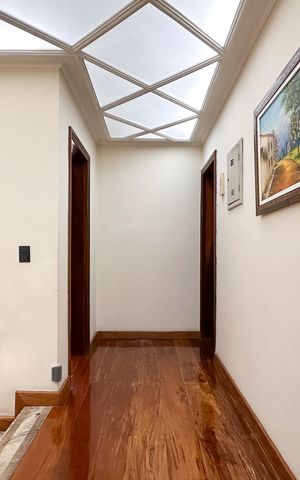 Casa à venda com 350m², 4 quartos e 4 vagas Casa à venda com 350m², 4 quartos e 4 vagasAcesso aos Quartos