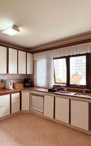 Casa à venda com 350m², 4 quartos e 4 vagas Casa à venda com 350m², 4 quartos e 4 vagasCozinha