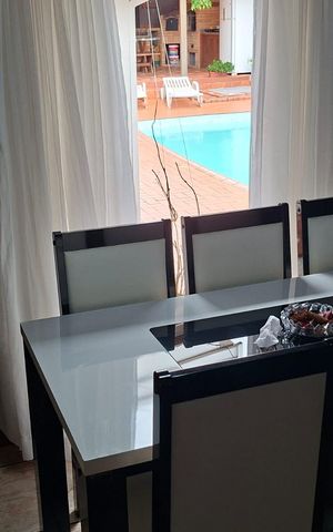 Casa de condomínio à venda com 230m², 4 quartos e 4 vagas Casa de condomínio à venda com 230m², 4 quartos e 4 vagasSala de jantar