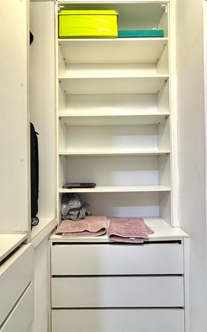 Casa à venda com 160m², 3 quartos e 3 vagas Casa à venda com 160m², 3 quartos e 3 vagasCloset da suíte 1
