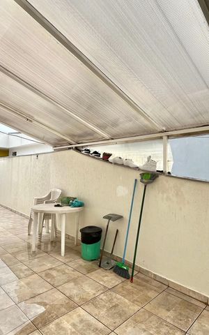 Casa à venda com 160m², 3 quartos e 3 vagas Casa à venda com 160m², 3 quartos e 3 vagasÁrea externa