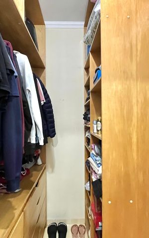 Casa à venda com 160m², 3 quartos e 3 vagas Casa à venda com 160m², 3 quartos e 3 vagasCloset da suíte 2