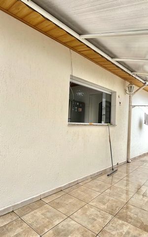 Casa à venda com 160m², 3 quartos e 3 vagas Casa à venda com 160m², 3 quartos e 3 vagasÁrea externa