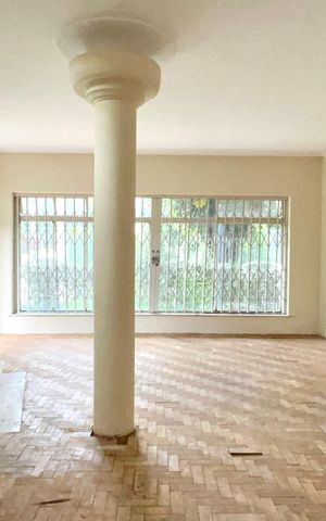 Casa à venda com 220m², 4 quartos e 2 vagas Casa à venda com 220m², 4 quartos e 2 vagasSala