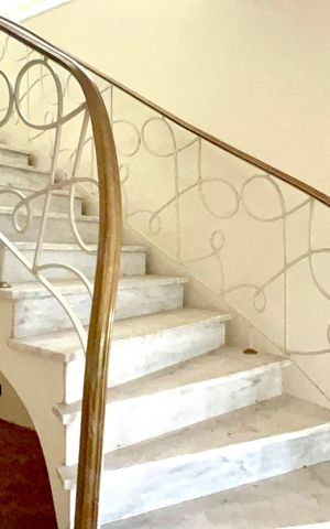 Casa à venda com 220m², 4 quartos e 2 vagas Casa à venda com 220m², 4 quartos e 2 vagasEscada