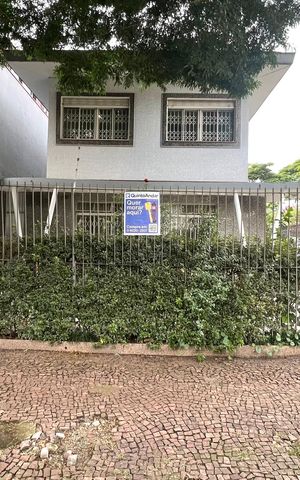 Casa à venda com 220m², 4 quartos e 2 vagas Casa à venda com 220m², 4 quartos e 2 vagasFachada