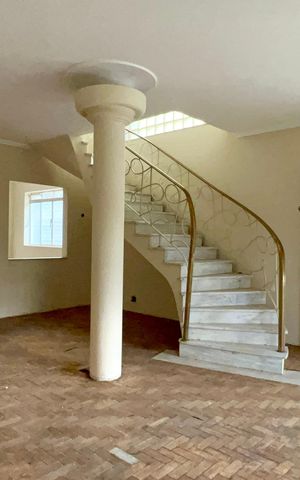 Casa à venda com 220m², 4 quartos e 2 vagas Casa à venda com 220m², 4 quartos e 2 vagasSala